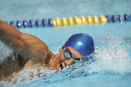 参与者摄影照片_在游泳比赛中自由泳的男性参与者