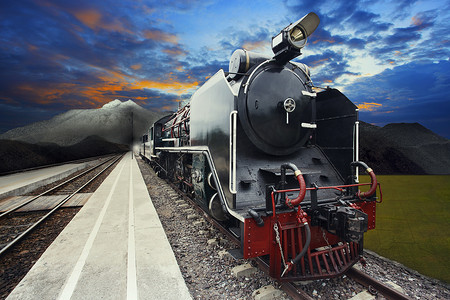 铁路钢轨摄影照片_铁路轨道上的流引擎机车列车与美丽