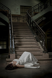 新娘不小心从楼梯上摔下来