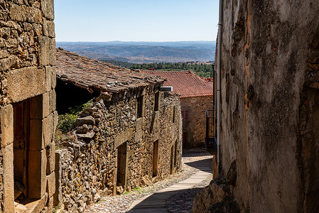 狭窄的鹅卵石街道经过葡萄牙卡斯特洛罗德里戈的古宅