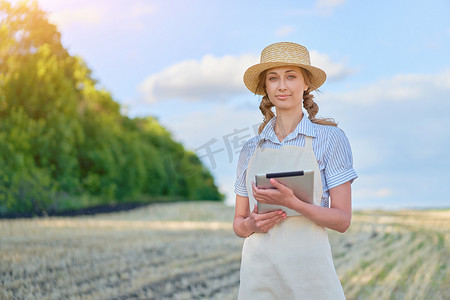 监测分析摄影照片_女农民草帽智能农业站立农田微笑使用数字平板电脑女农艺师专家研究监测分析数据农业综合企业
