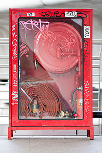 消火栓柜子摄影照片_消防水带柜上的艺术