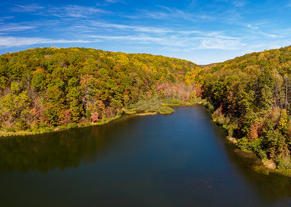 州立公园库珀斯岩湖全景，秋天和秋天的色彩