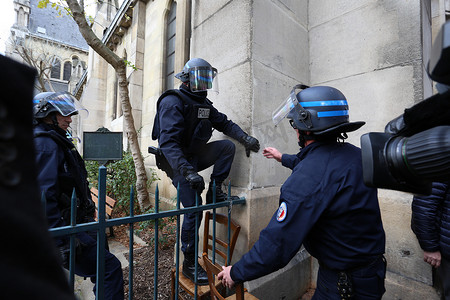 警察捉小偷摄影照片_法国-圣但尼-袭击-警察