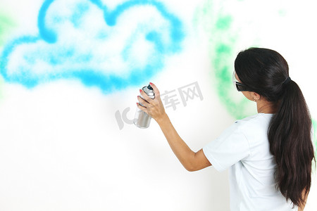 女人粉刷墙壁