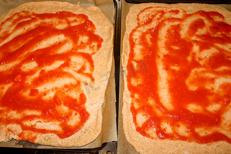 Homemage 披萨面团配番茄酱，不加浇头。