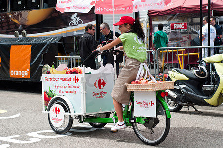 米卢斯-法国-2014 年 7 月 13 日-环法自行车赛-家乐福市场广告