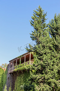 传统文化国学经典摄影照片_第比利斯一栋传统格鲁吉亚木屋的阳台