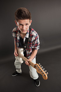 音乐家合影摄影照片_年轻男性拿着吉他合影