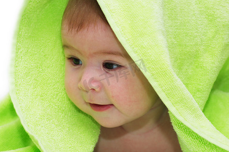 婴儿从毯子下向外看