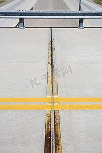 高速公路标线摄影照片_带线条的道路细节。