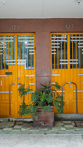 色彩缤纷的墨西哥城一栋公寓楼的 129 号和 127 号