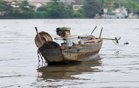 西贡河上的旧木船