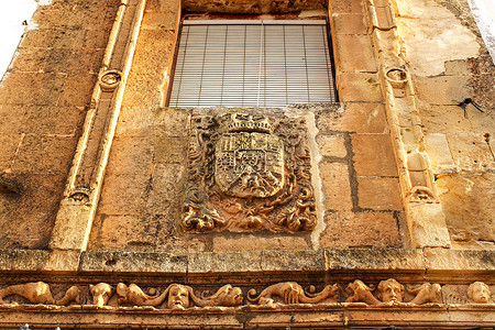 西班牙阿尔卡拉斯雄伟房屋的旧立面，上面有徽章