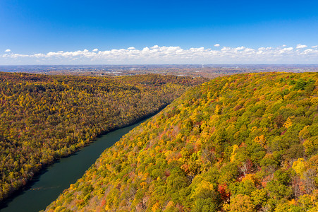 Cheat River 的狭窄峡谷俯瞰着西弗吉尼亚州的湖泊，秋色