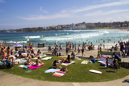 澳大利亚北邦迪海滩 — 3 月 16 日：人们在海滩上放松