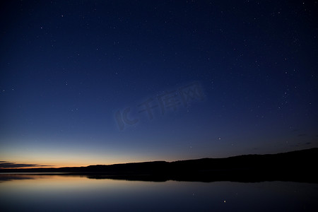 湖暮光之夜照片