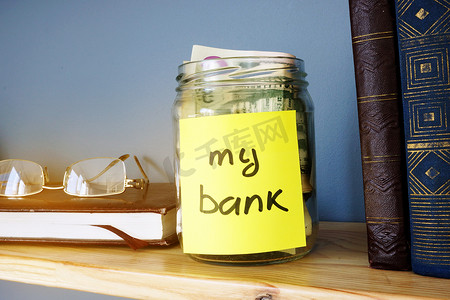me诶诶金美金摄影照片_带有签名我的银行和美金的罐子。