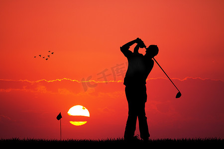 夕阳下打高尔夫球的男人