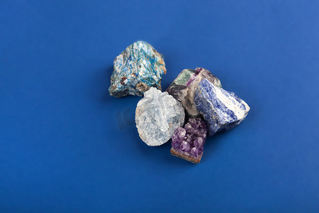 经典蓝色背景中的天然矿物、宝石