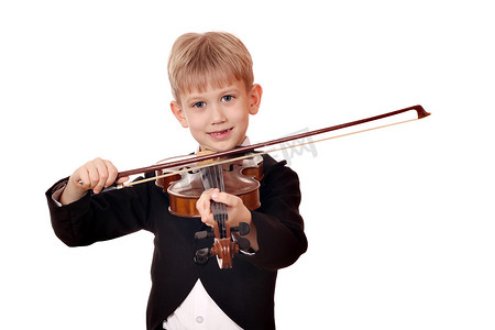 快乐的男孩用小提琴演奏音乐