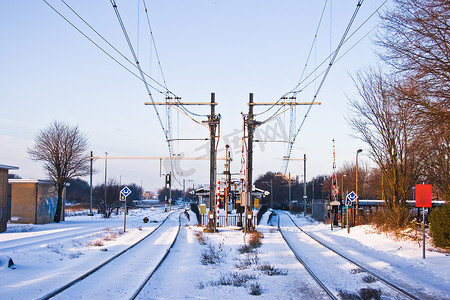 铁路钢轨摄影照片_冬天有雪的铁路和火车站