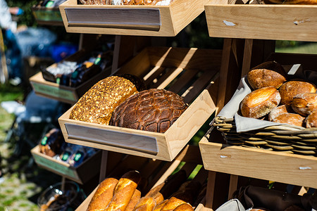 产品包括摄影照片_面包店概念，包括金色质朴的硬皮面包和面包