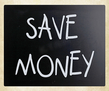 “省钱”用白色粉笔在黑板上手写