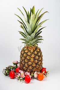 白色菠萝、花环和彩蛋的复活节组合物