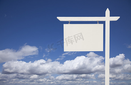 天空和云彩上的空白白色房地产标志