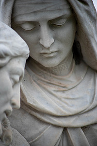 关闭玛丽在维多利亚女王时代的墓地圣母怜子雕像。