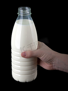 手拿着牛奶瓶