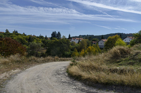 秋天的全景视图与村庄 Plana