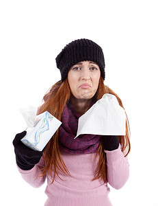 拿着纸巾和喷剂的女人患流感感到不适