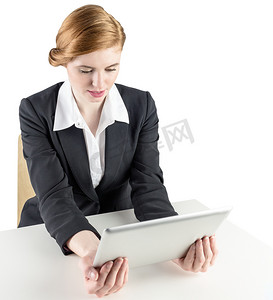红发女商人使用她的平板电脑