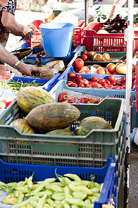 夏季户外市场上的新鲜蔬菜