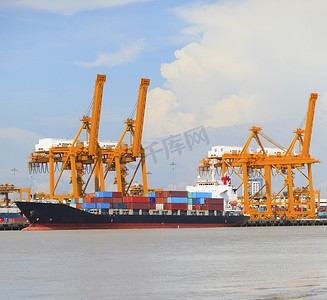 集装箱船用大起重机工具在港口装载货物