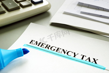 时间紧急摄影照片_带有财务文件的下划线紧急税。
