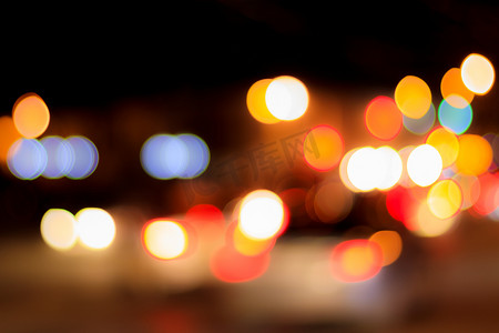 夜晚城市汽车和灯笼前灯的模糊灯光。