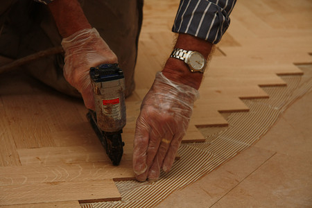 铺设木拼花地板