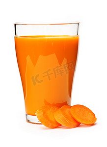 玻璃杯中的胡萝卜汁