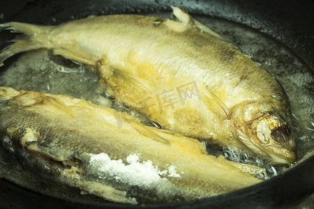 裹着面糊的脆皮鱼在面包屑面粉中煎炸，然后在油锅中烹制。