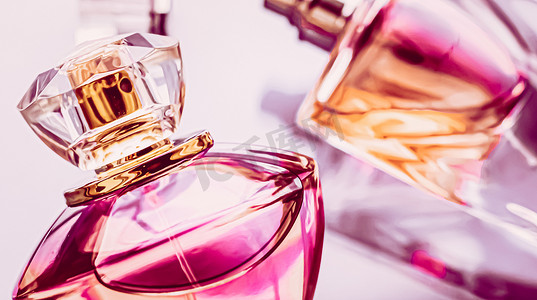 古龙香水摄影照片_女士香水，粉色古龙水瓶作为复古香水，香水作为节日礼物，豪华香水品牌礼物