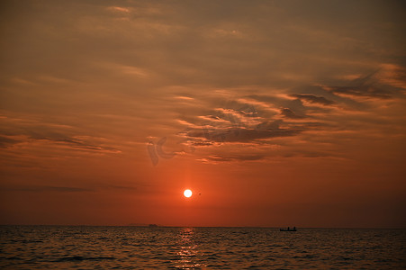 夕阳红摄影照片_海上夕阳红，乌云浓