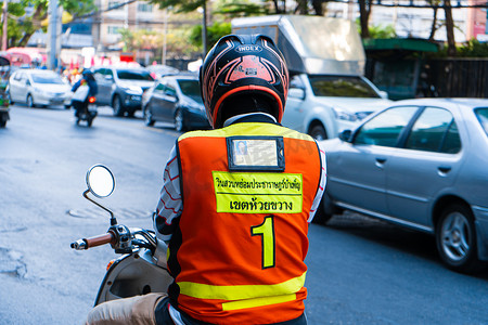 曼谷的摩托出租车司机。