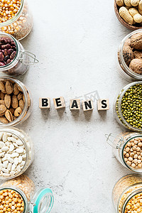 木碗里的各种干豆类，白色大理石背景上写着“Beans top view flat”