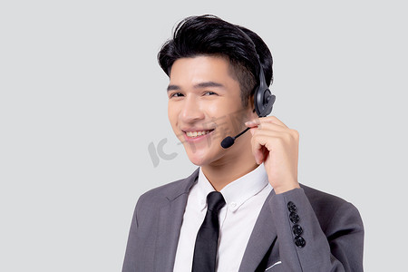 肖像年轻的亚洲商人呼叫中心戴着耳机隔离在白色背景，代理提供支持和服务，商人是客户的助理，有电话或在线帮助热线。