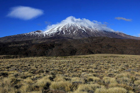 白雪覆盖的特罗门火山，阿根廷