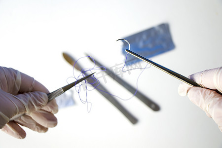 手术刀摄影照片_外科手术设备、手术刀、刀、针和缝合线。