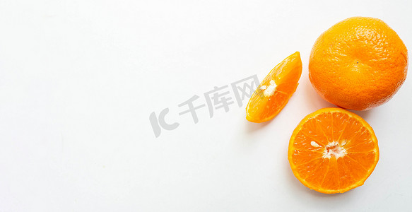 橙色水果变成全尺寸套装、半个立方体和半个
